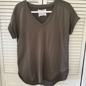 • cupio olive green v-neck short sleeve tee | m •